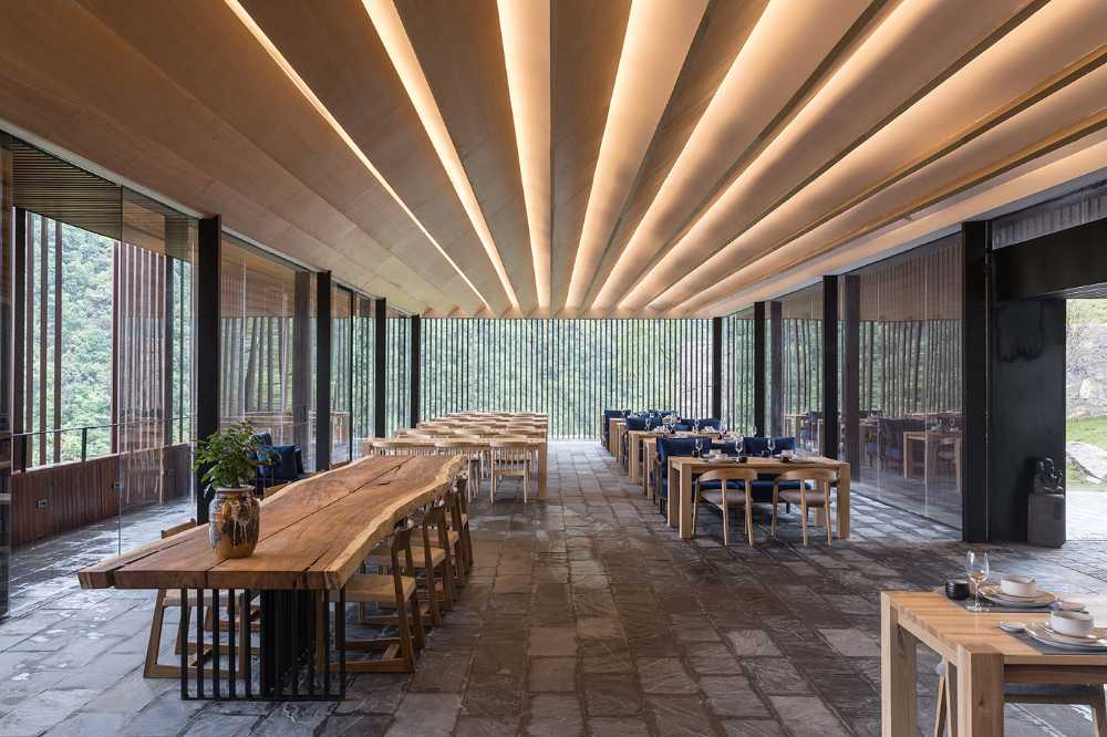 Mountain Restaurant & Bar: volumi, spazi, ambienti che assecondano il pendio di una collina