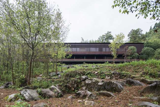 Mountain Restaurant & Bar: volúmenes, espacios, ambientes que siguen la pendiente de una colina