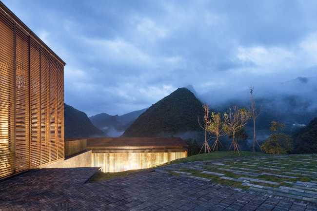 Mountain Restaurant & Bar: volúmenes, espacios, ambientes que siguen la pendiente de una colina