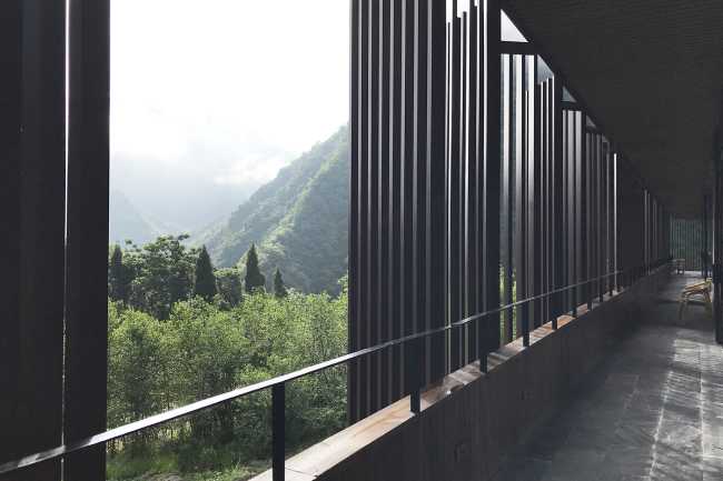 Mountain Restaurant & Bar: volúmenes, espacios, ambientes que siguen la pendiente de una colina