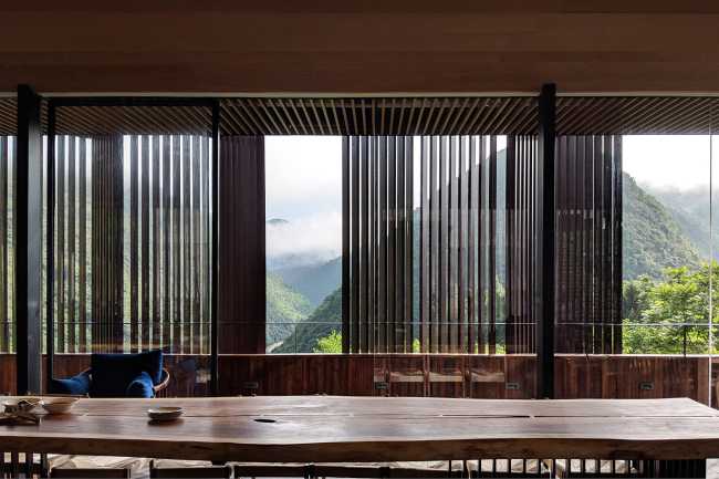 Mountain Restaurant & Bar: volúmenes, espacios, ambientes que siguen la pendiente de una colina