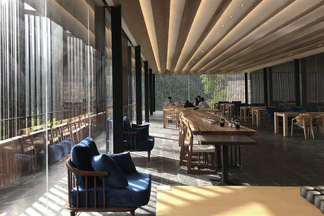 Mountain Restaurant & Bar: volúmenes, espacios, ambientes que siguen la pendiente de una colina