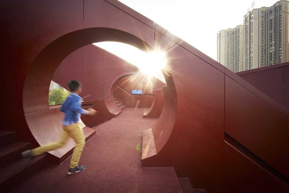 Lucky Knot il ponte iconico che connette, illumina e intrattiene