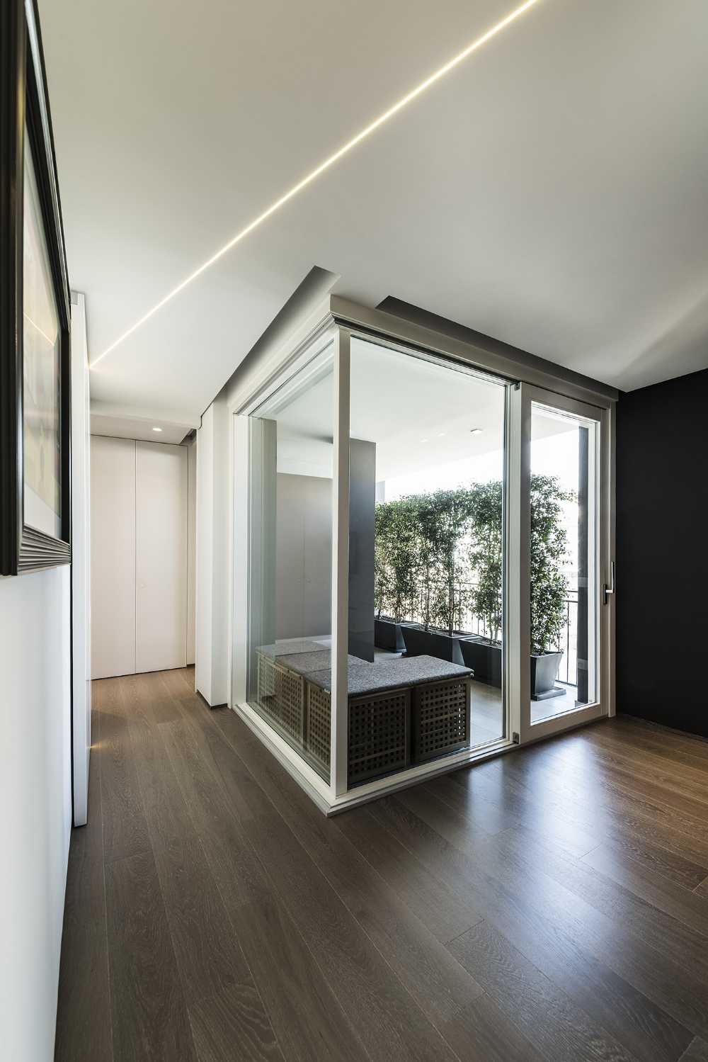 Dynamic volumes and solid wood materiality: the renovation creates contemporary atmospheres around the winter garden