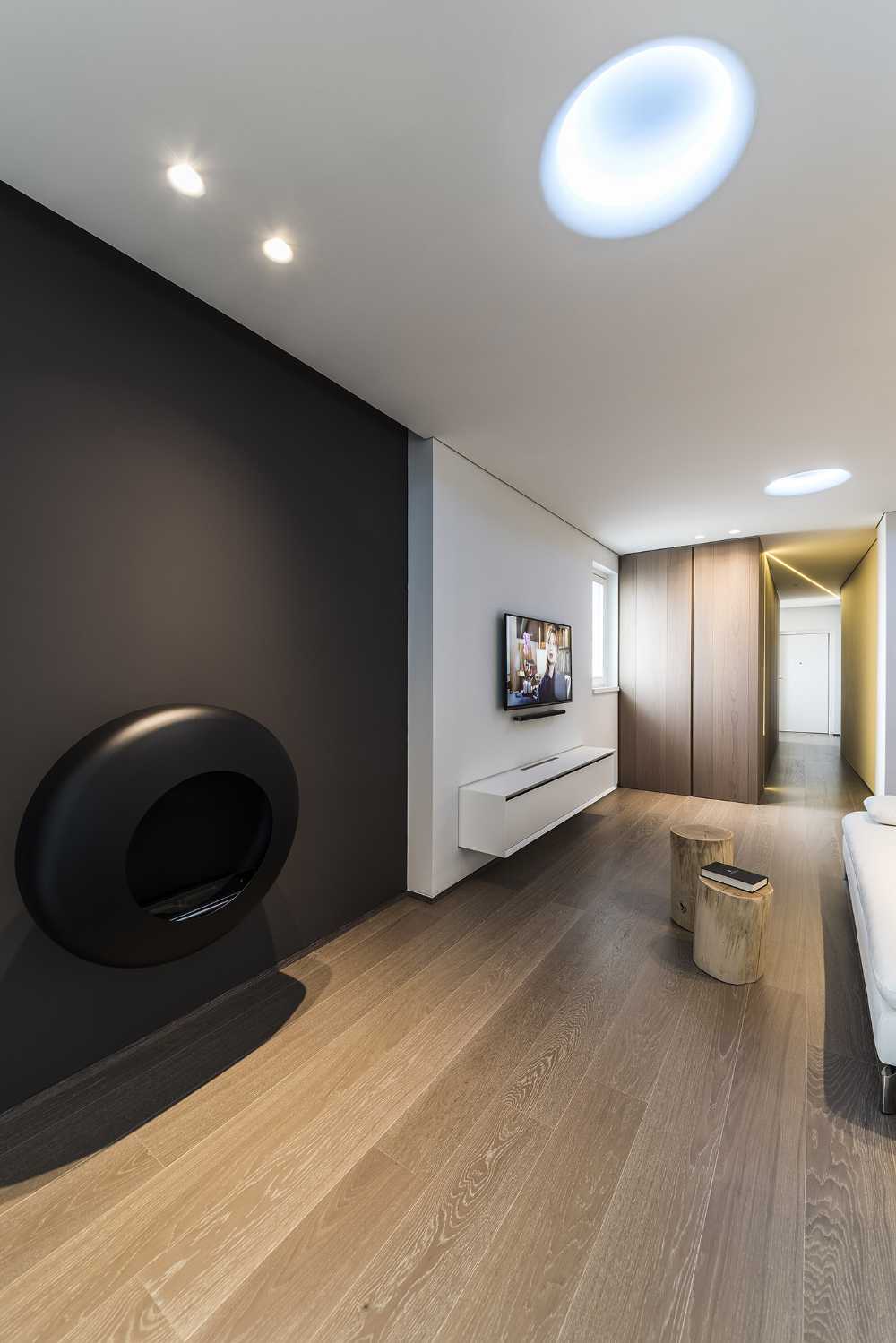 Dynamic volumes and solid wood materiality: the renovation creates contemporary atmospheres around the winter garden