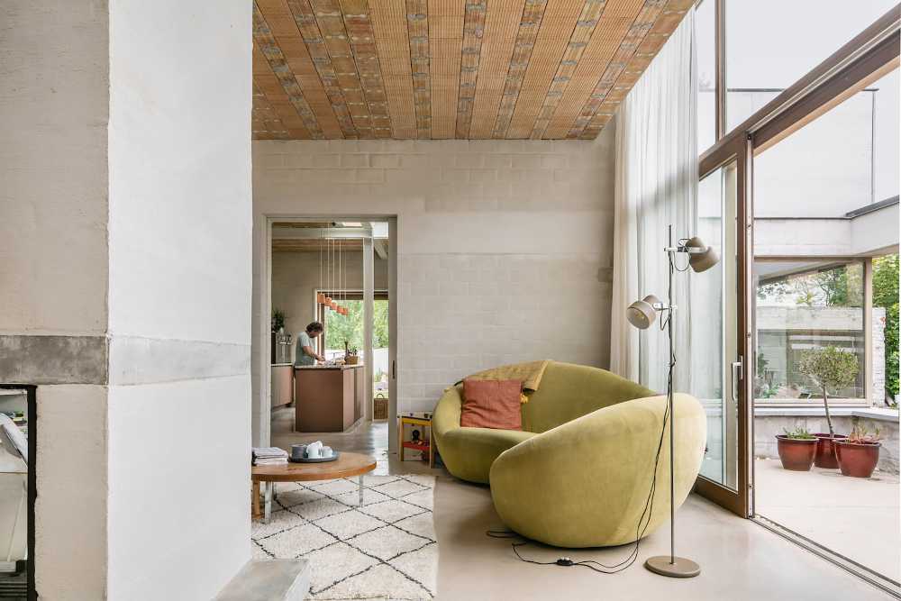 Casa C-VL: de bungalow discreto a casa con elementos constructivos originales y espacios para vivir espontáneamente