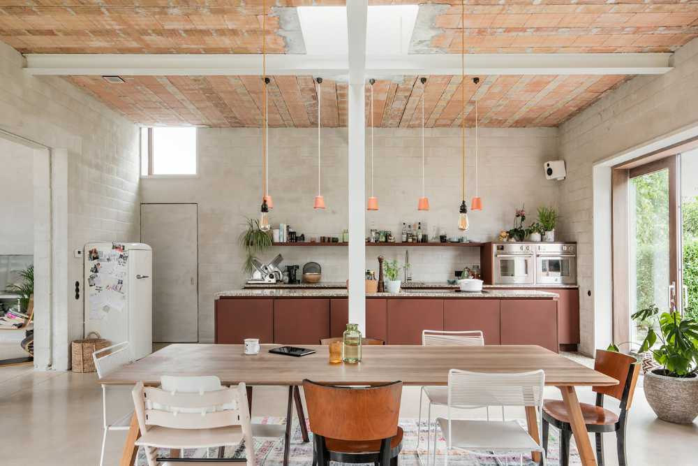 C-VL House: from inconspicuous bungalow to home with original building elements and spontaneous living spaces