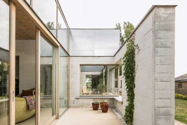 Maison C-VL: d'un bungalow discret à une maison avec des éléments de construction originaux et des espaces pour vivre spontanément