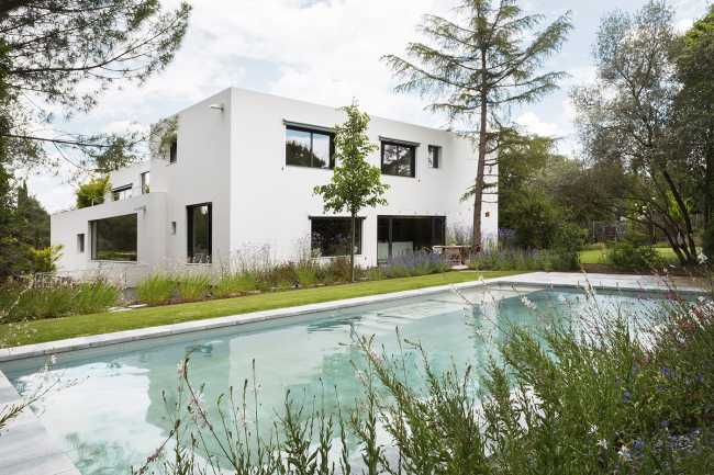 Progetto CH, a private residence intertwined with cosy interiors and verdant outdoor spaces