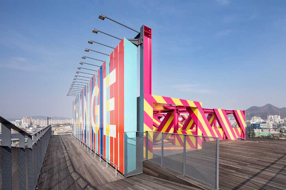 Architecture of Autonomy: instalación interactiva y atractiva para una identidad visual