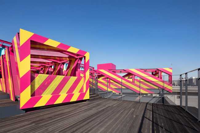 Architecture of Autonomy: instalación interactiva y atractiva para una identidad visual