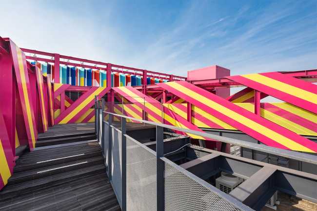 Architecture of Autonomy: instalación interactiva y atractiva para una identidad visual