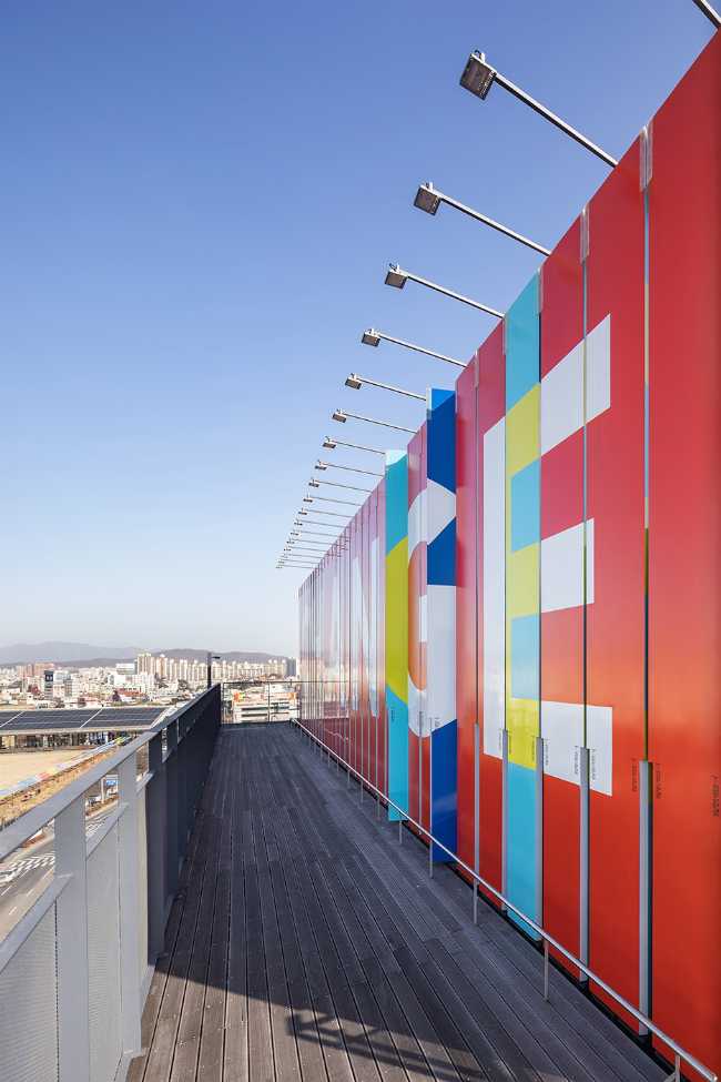 Architecture of Autonomy: instalación interactiva y atractiva para una identidad visual