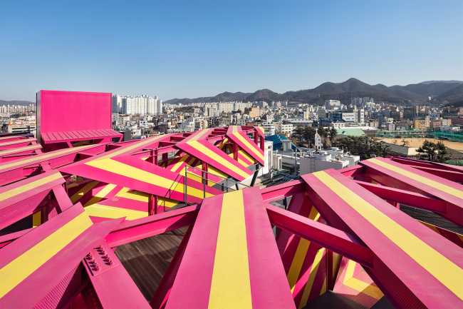 Architecture of Autonomy: instalación interactiva y atractiva para una identidad visual