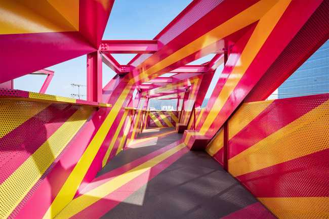 Architecture of Autonomy: instalación interactiva y atractiva para una identidad visual