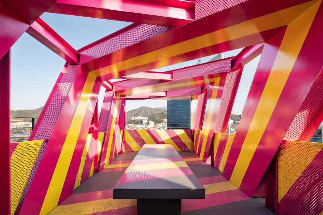 Architecture of Autonomy: instalación interactiva y atractiva para una identidad visual