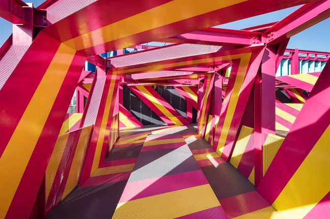 Architecture of Autonomy: instalación interactiva y atractiva para una identidad visual