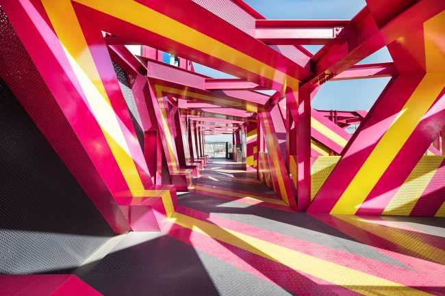 Architecture of Autonomy: instalación interactiva y atractiva para una identidad visual