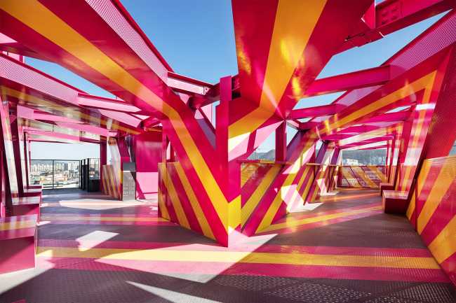 Architecture of Autonomy: instalación interactiva y atractiva para una identidad visual