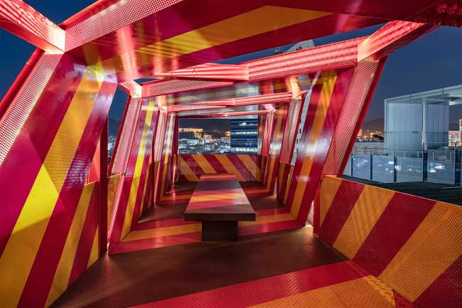 Architecture of Autonomy: instalación interactiva y atractiva para una identidad visual