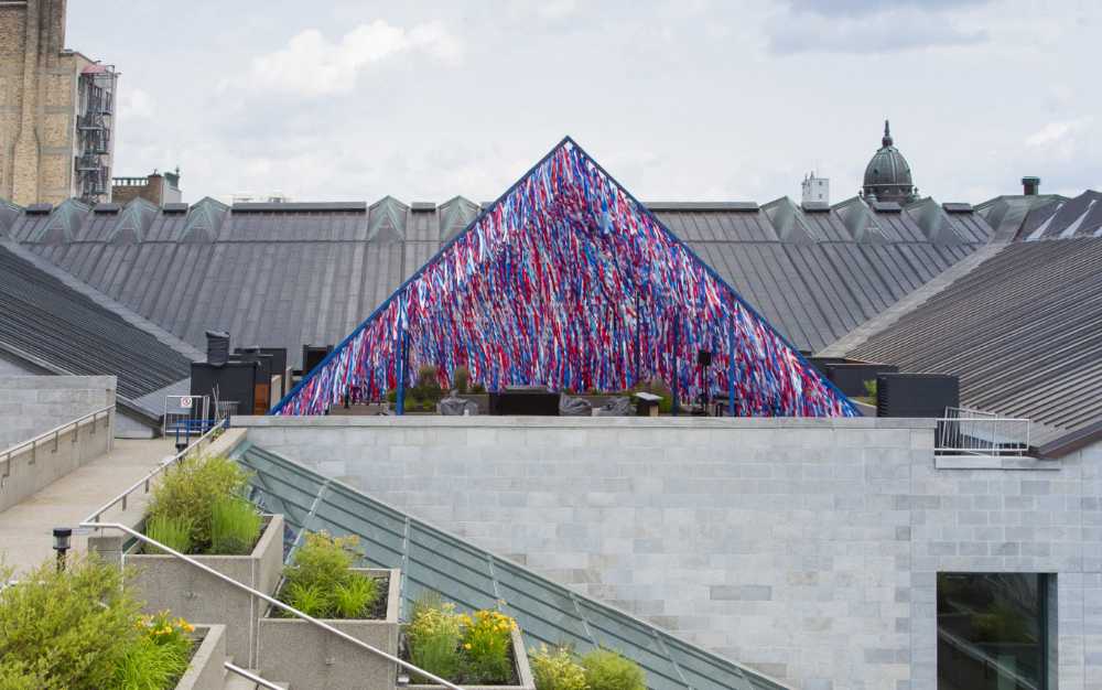 Roof Line Garden. Cintas de colores para crear un espacio de socialización