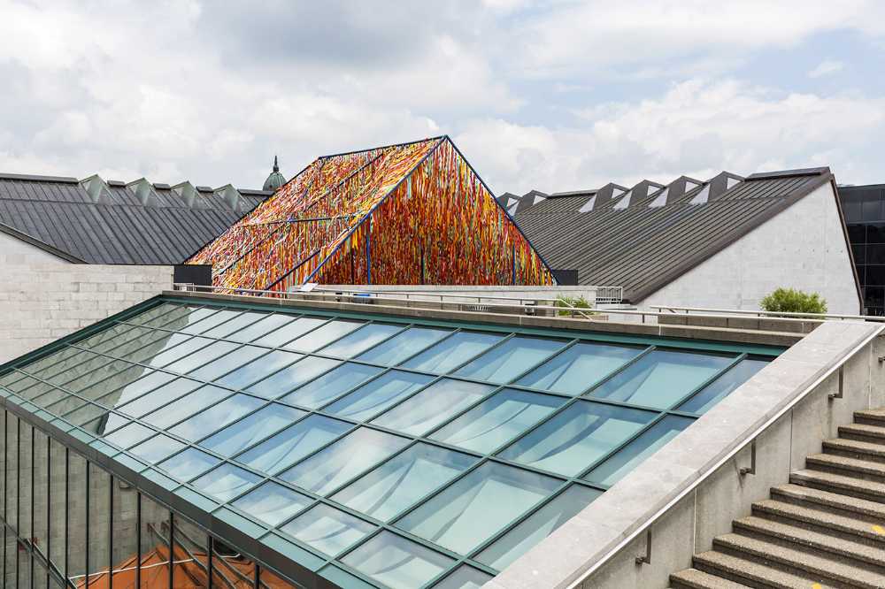 Roof Line Garden. Nastri colorati per creare uno spazio di socializzazione