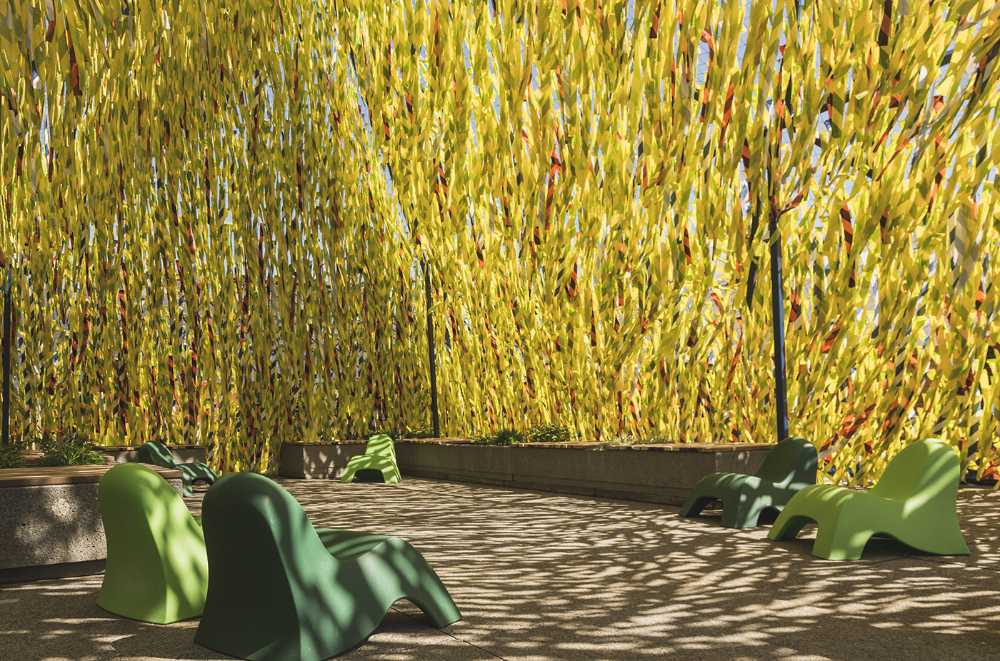 Roof Line Garden. Nastri colorati per creare uno spazio di socializzazione