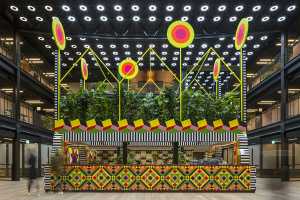 Atoll. Installations d'artistes pour attirer le public sur un nouveau parcours piétonnier.