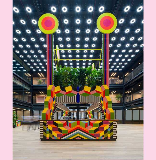 Atoll. Installations d'artiste pour attirer le public sur un nouveau parcours piétonnier.