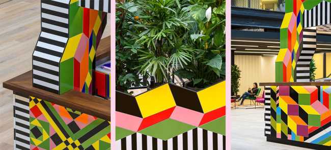 Atoll. Installations d'artiste pour attirer le public sur un nouveau parcours piétonnier.