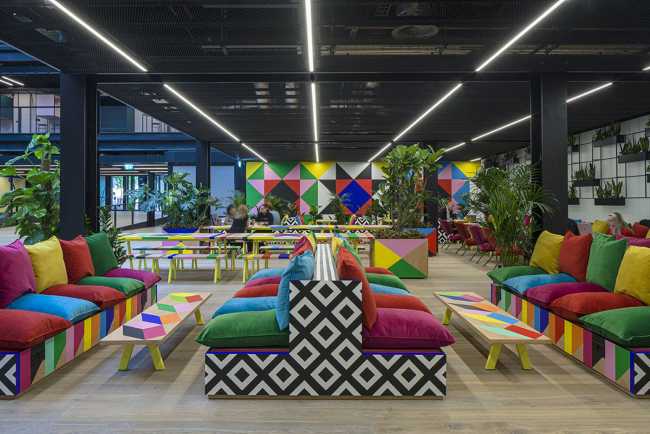 Atoll. Installations artistiques pour attirer le public vers une nouvelle voie piétonne