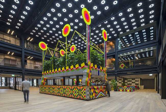 Atoll. Installations d'artiste pour attirer le public sur un nouveau parcours piétonnier.