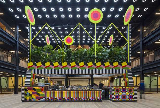 Atoll. Installations d'artiste pour attirer le public sur un nouveau parcours piétonnier.