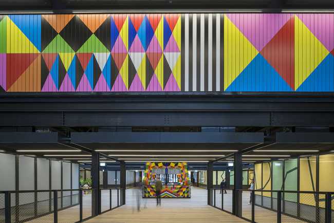 Atoll. Installations d'artiste pour attirer le public sur un nouveau parcours piétonnier.