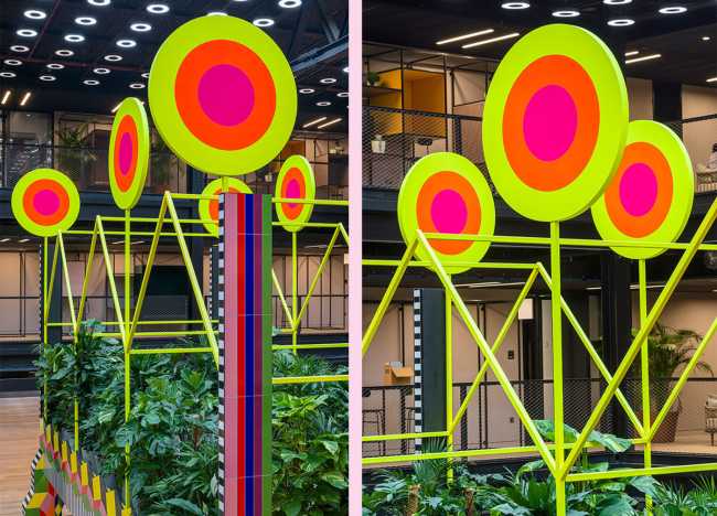 Atoll. Installations d'artistes pour attirer le public sur un nouveau parcours piétonnier.