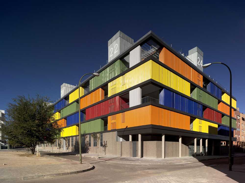 “Memoria Bloque” perforato a Madrid. Un nastro edilizio permeabile dai colori intensi
