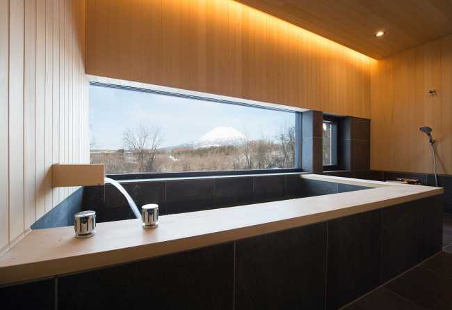 Dialogue architectural entre le cèdre et le métal pour la maison Hiyoku, cadre des montagnes enneigées du Japon