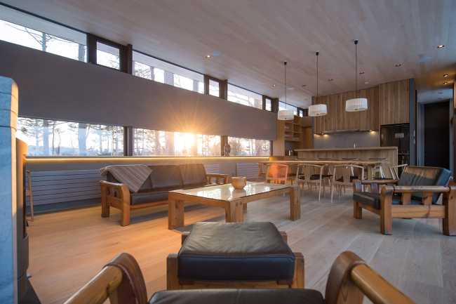 Dialogue architectural entre le cèdre et le métal pour la maison Hiyoku, cadre des montagnes enneigées du Japon