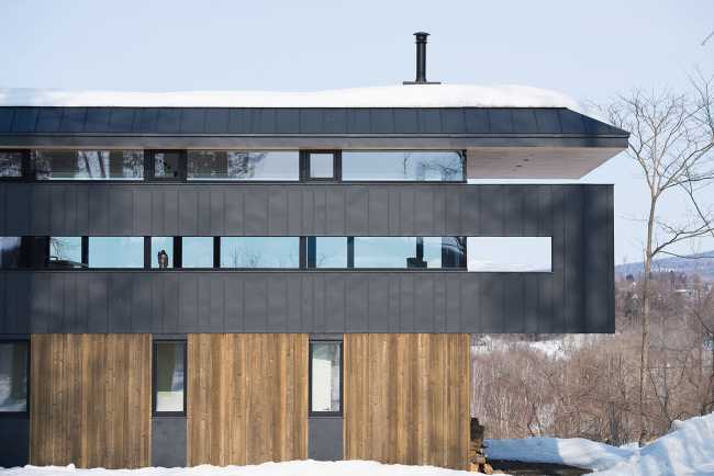 Dialogue architectural entre le cèdre et le métal pour la maison Hiyoku, cadre des montagnes enneigées du Japon