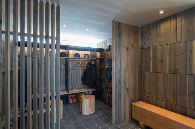 Dialogue architectural entre le cèdre et le métal pour la maison Hiyoku, cadre des montagnes enneigées du Japon