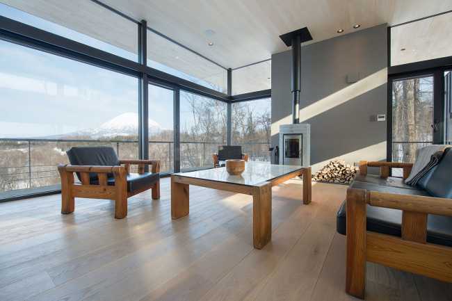 Dialogue architectural entre le cèdre et le métal pour la maison Hiyoku, cadre des montagnes enneigées du Japon