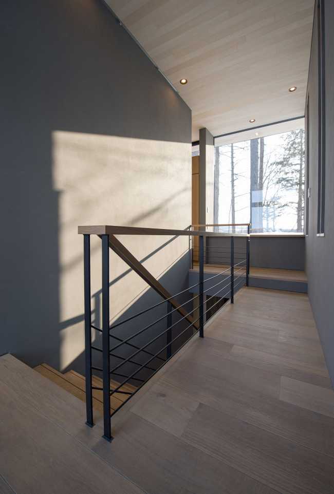 Dialogue architectural entre le cèdre et le métal pour la maison Hiyoku, cadre des montagnes enneigées du Japon