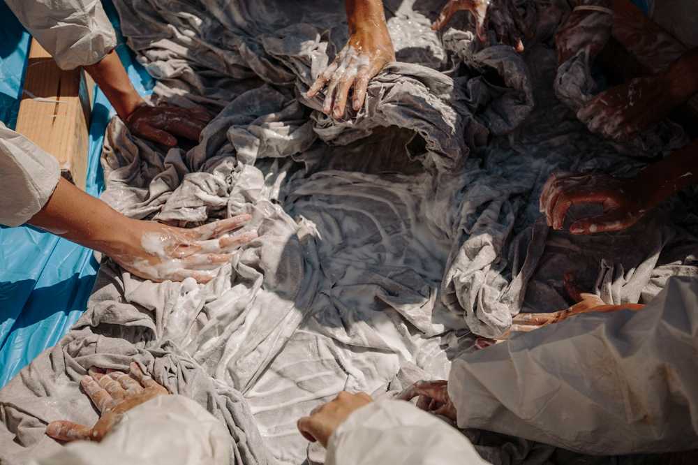 Criatura paradójica, símbolo del pasado en el presente, no está ni aquí ni allá: es el fantasma de una casa