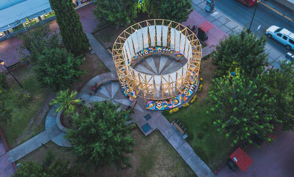 Antelia Citizien Forum. Cilindro circolare in legno riunisce gli abitanti della città