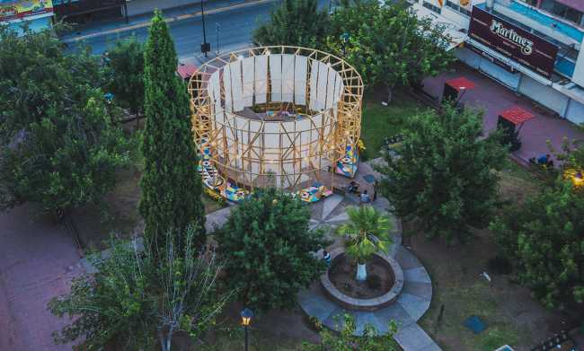 Foro ciudadano Antelia. Cilindro circular de madera reúne a los habitantes de la ciudad