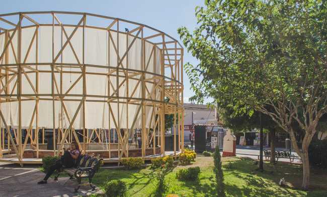 Foro ciudadano Antelia. Cilindro circular de madera reúne a los habitantes de la ciudad
