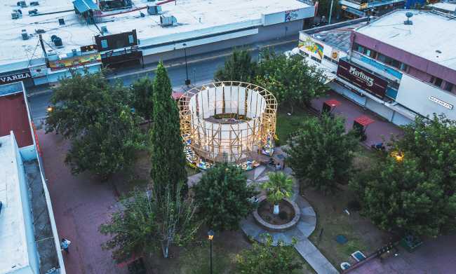 Foro ciudadano Antelia. Cilindro circular de madera reúne a los habitantes de la ciudad