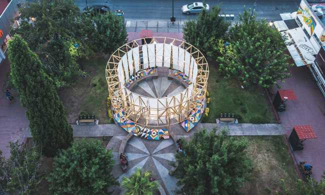 Foro ciudadano Antelia. Cilindro circular de madera reúne a los habitantes de la ciudad