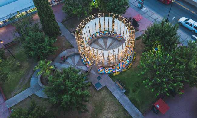 Foro ciudadano Antelia. Cilindro circular de madera reúne a los habitantes de la ciudad