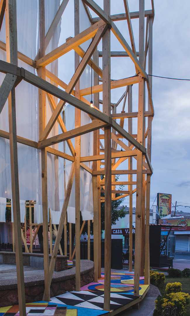 Foro ciudadano Antelia. Cilindro circular de madera reúne a los habitantes de la ciudad